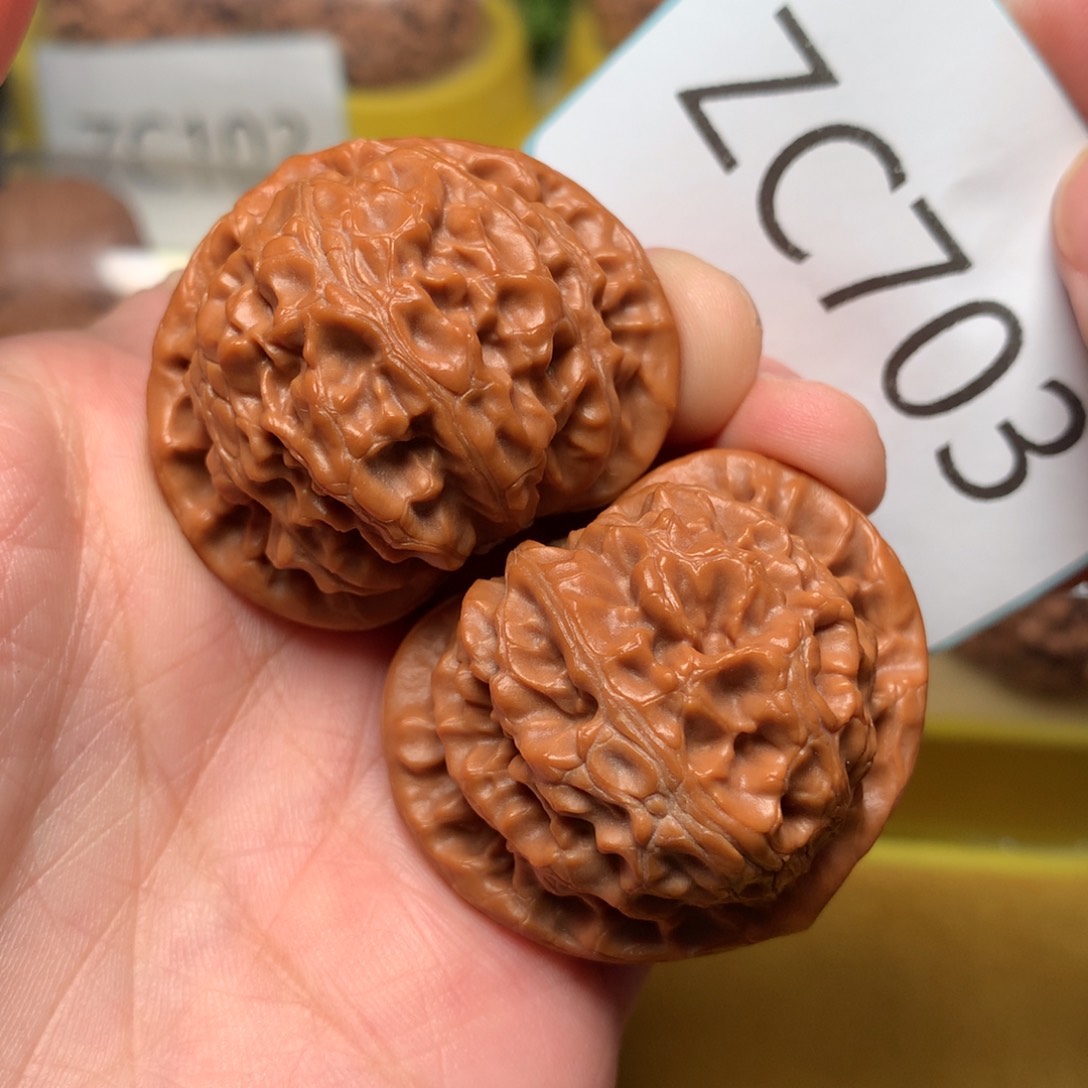 文玩核桃把件红皮桃心宫灯40