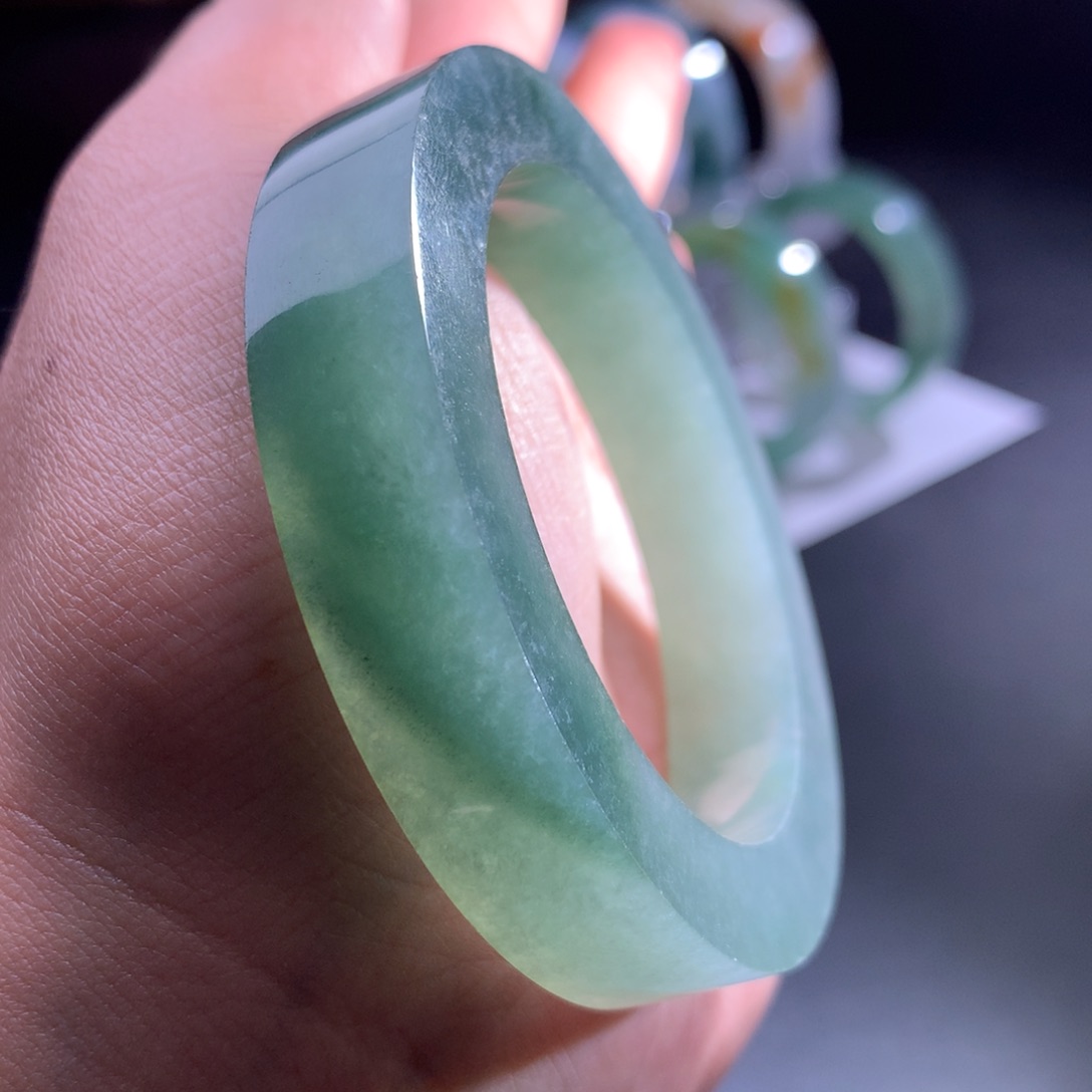 定制翡翠未镶嵌翡翠手镯