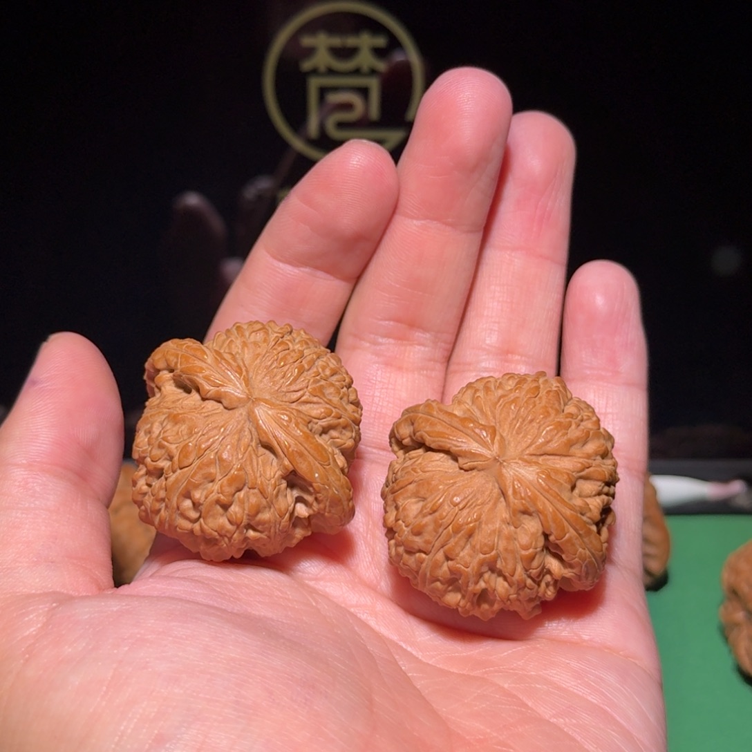 小***虎文玩核桃把件5569999999