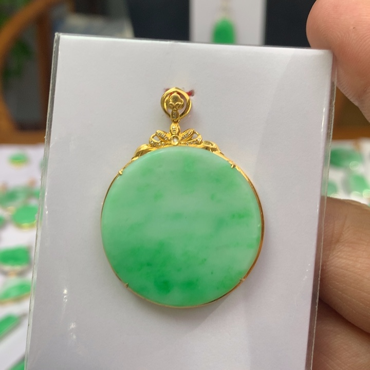 翡翠颈饰18K金镶嵌翡翠