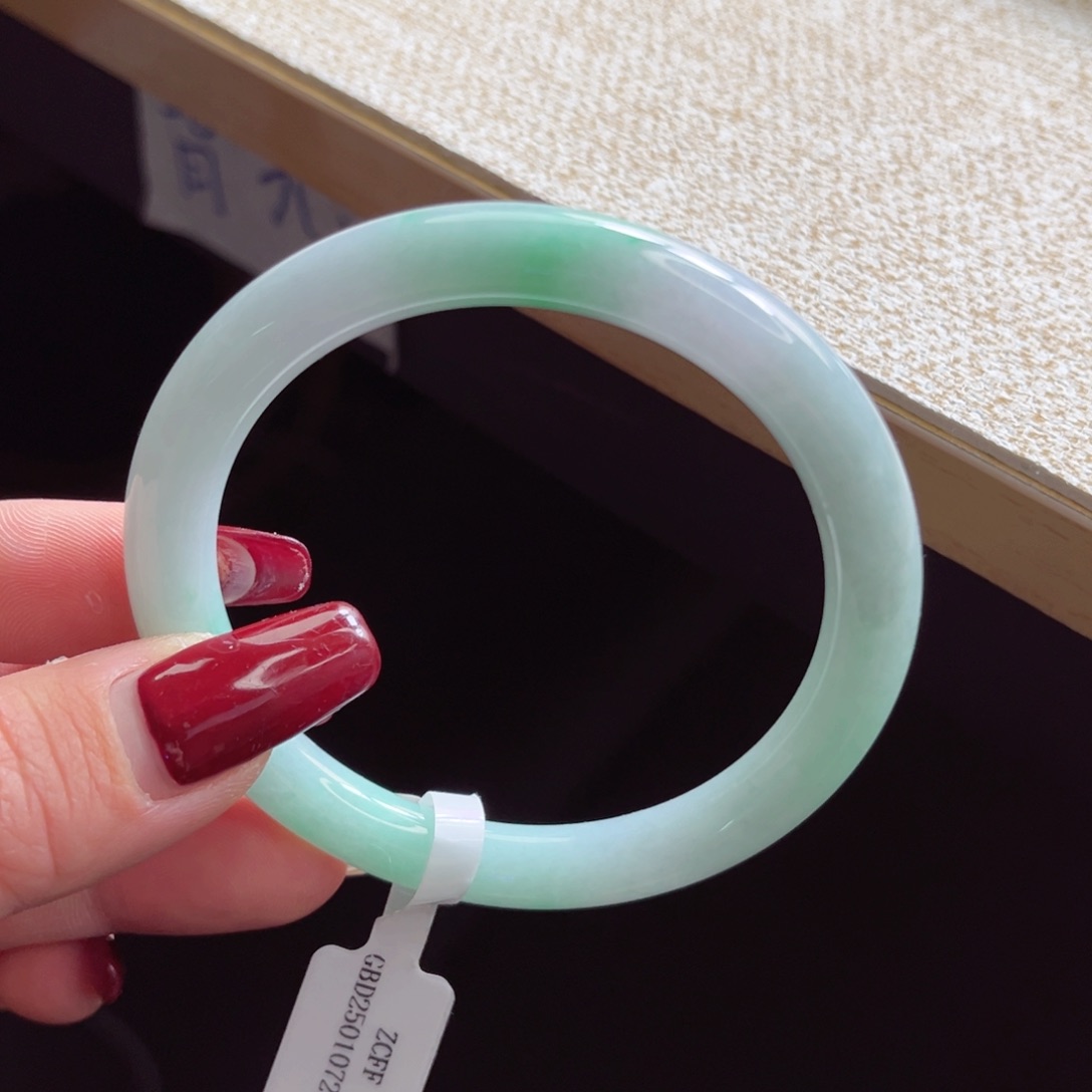 翡翠手镯未镶嵌手镯