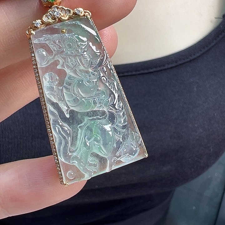 翡翠18K金镶嵌颈饰吊坠