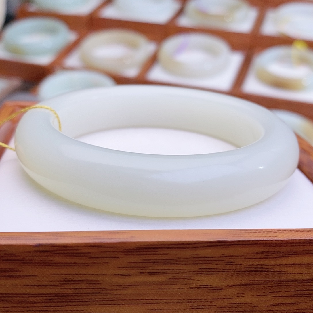 和田玉手镯未镶嵌56.7