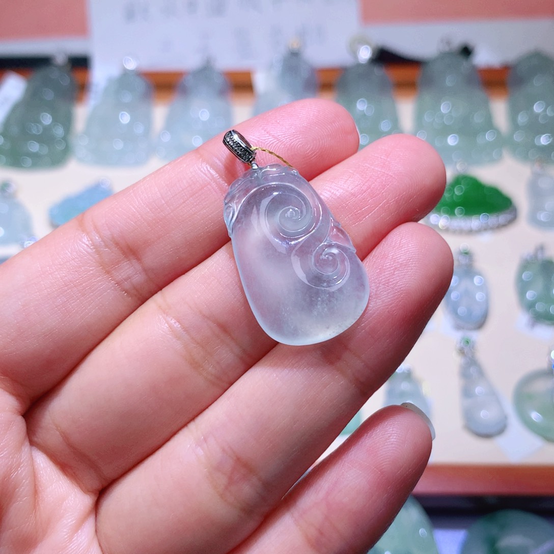 颈饰18K金镶嵌翡翠如意