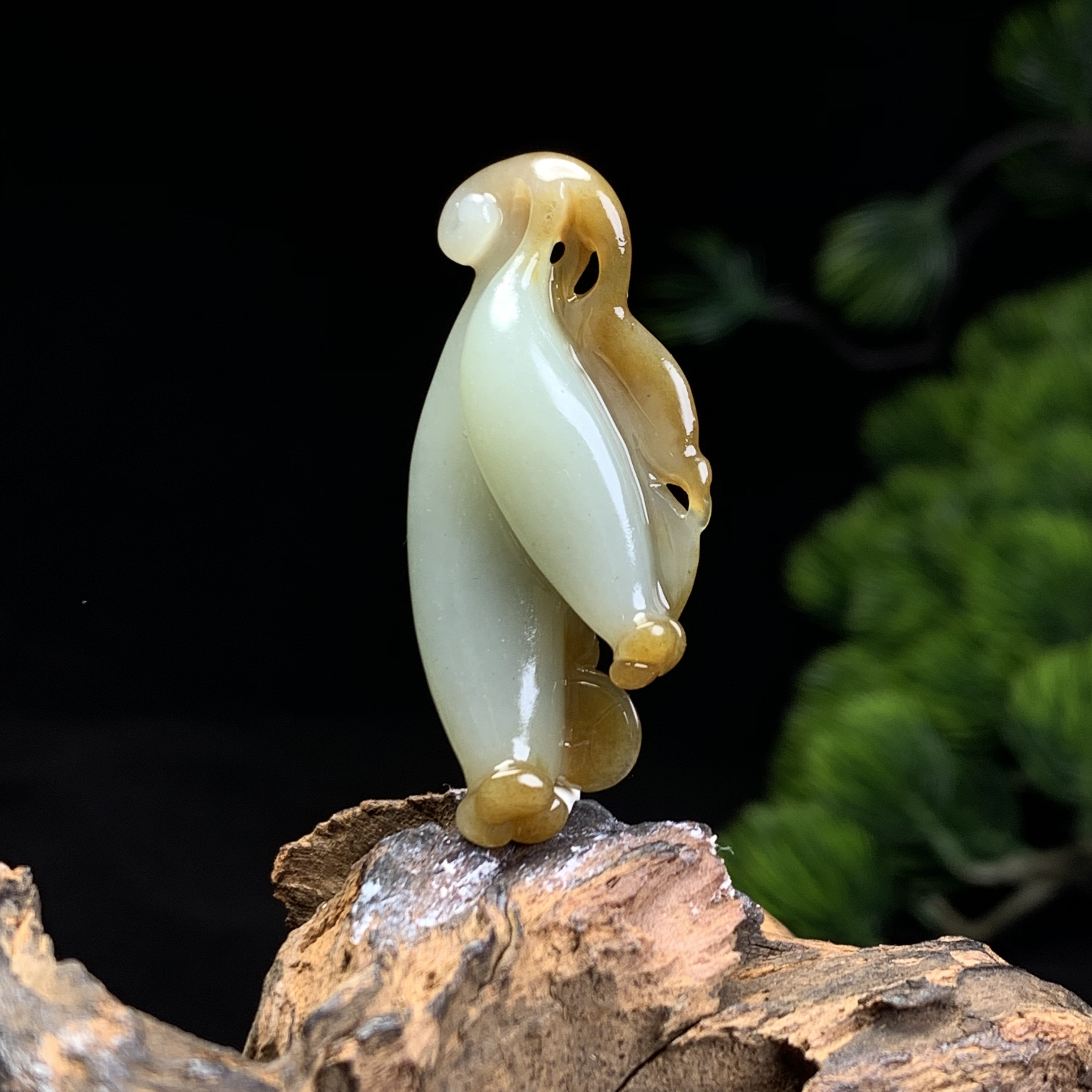 天然新疆和田玉糖玉俏色巧雕福瓜吊坠尺寸46×21×11重量10克