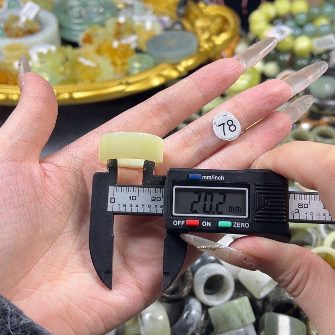 蛇纹石玉未镶嵌戒指