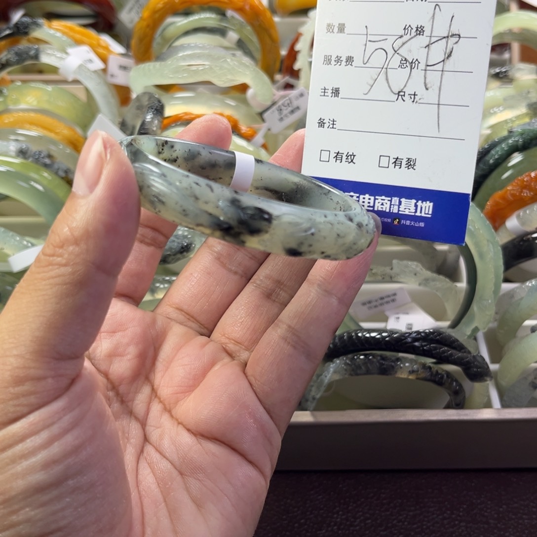 蛇纹石玉手镯未镶嵌