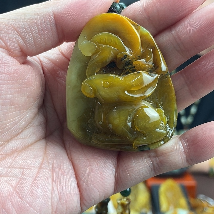 蛇纹石玉未镶嵌颈饰