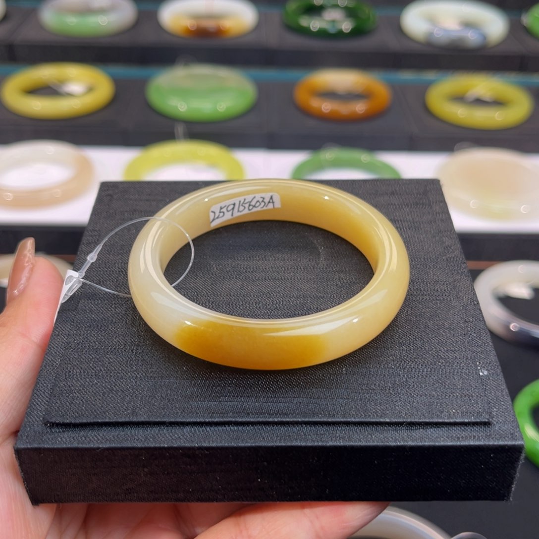 未镶嵌手镯和田玉-糖手镯