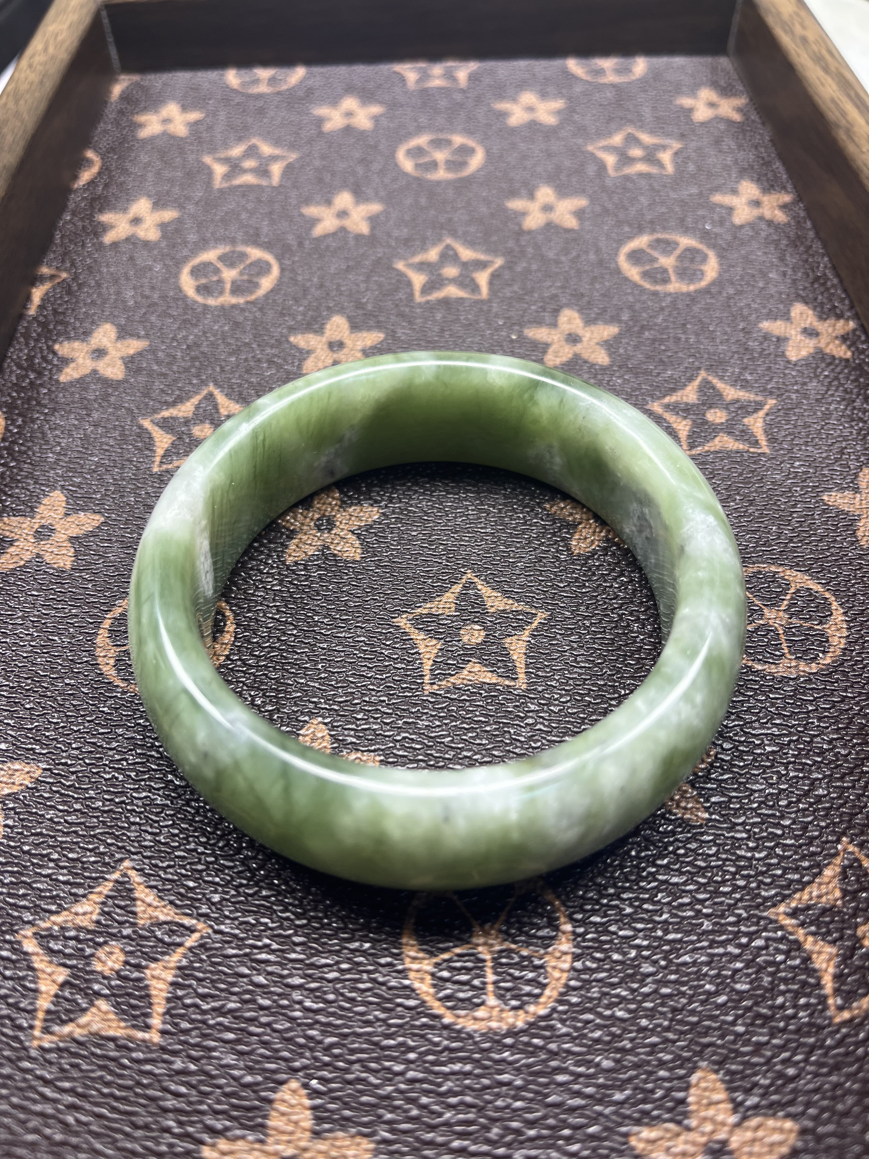 天然精美岫玉甲翠经典翠色飘花手镯 