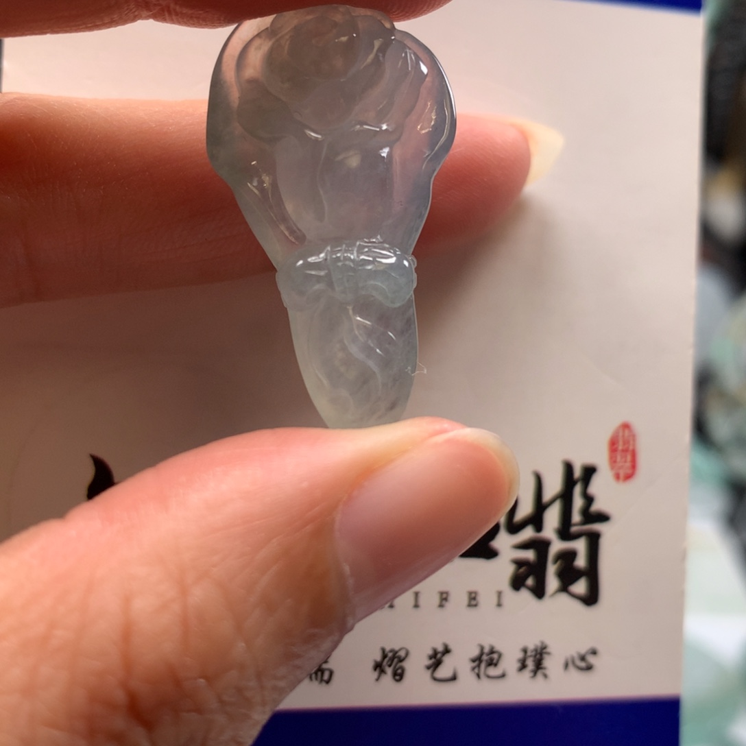 翡翠未镶嵌颈饰玫瑰花