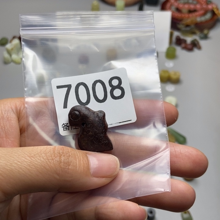 她***回蛇纹石玉未镶嵌项链