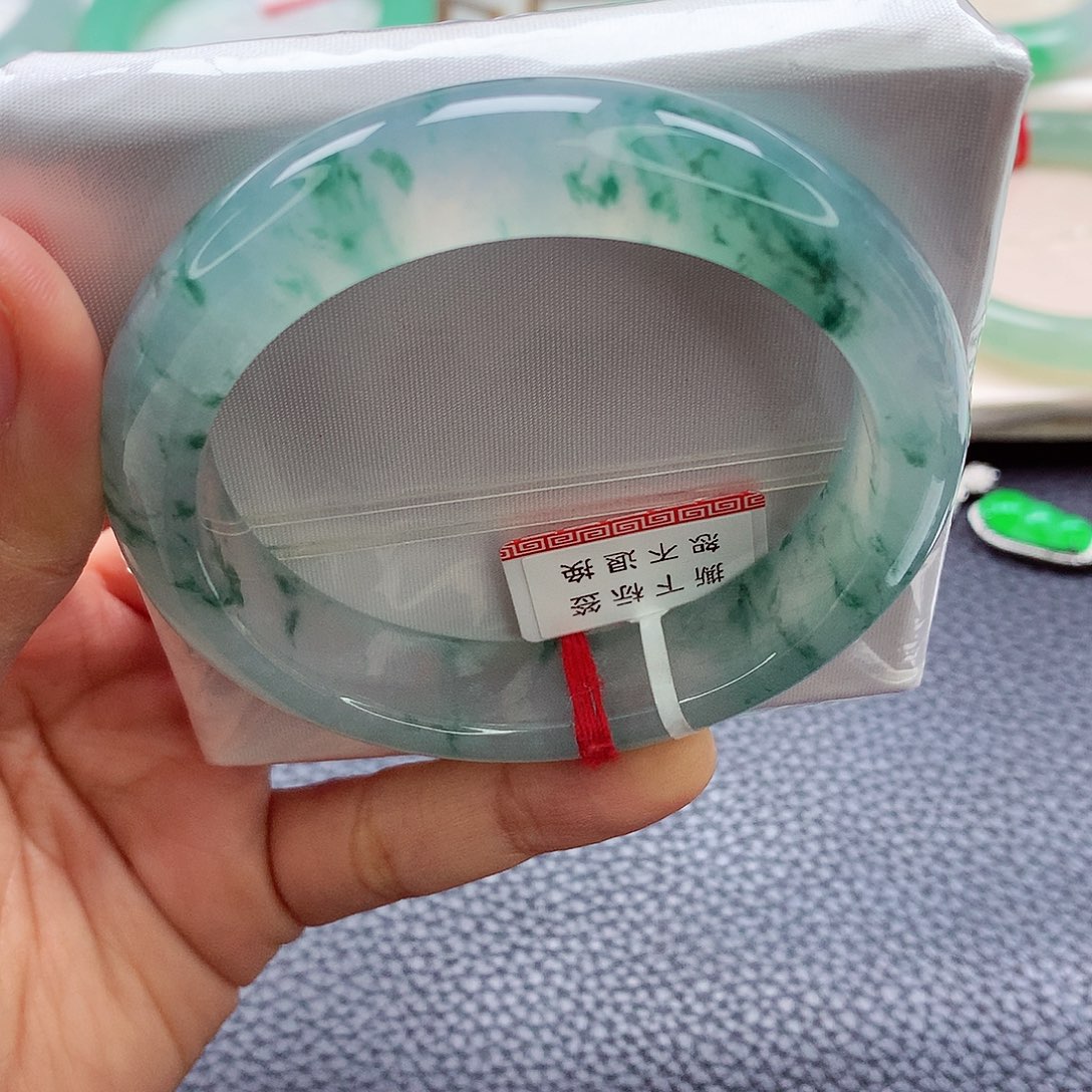 翡翠手镯未镶嵌雨*天然翡翠