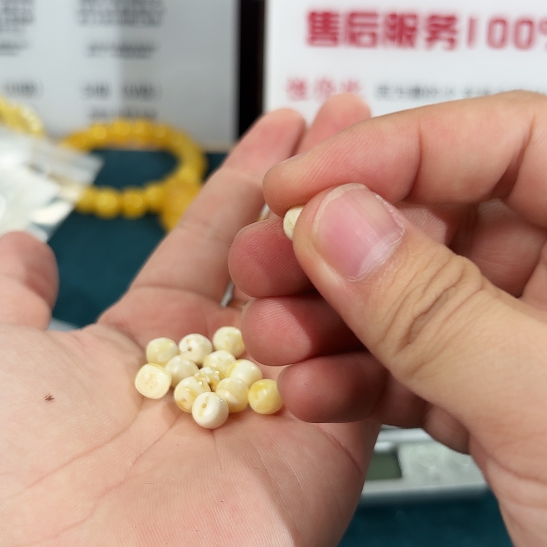 蜜蜡未镶嵌裸石265 多样性发其一