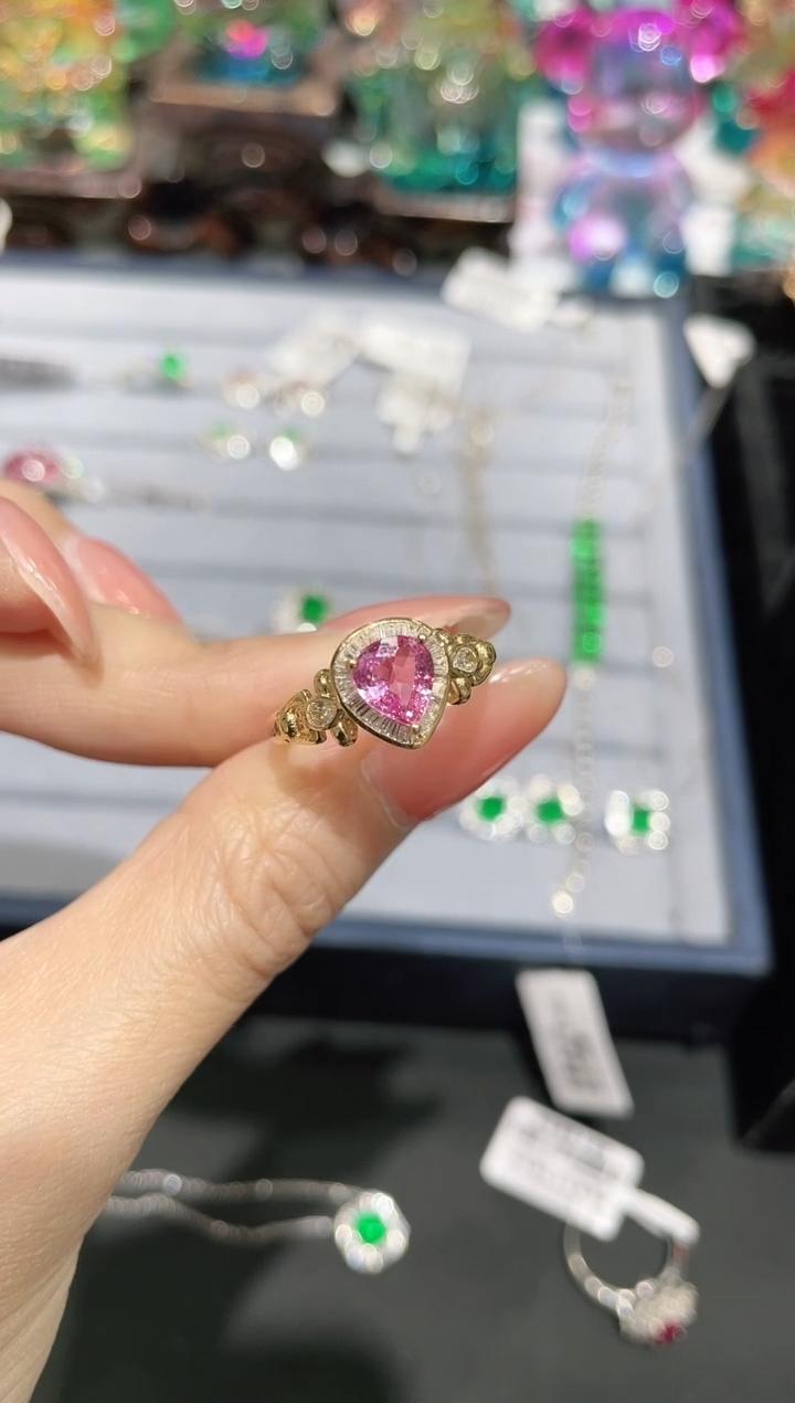 18K金镶嵌彩色蓝宝石戒指