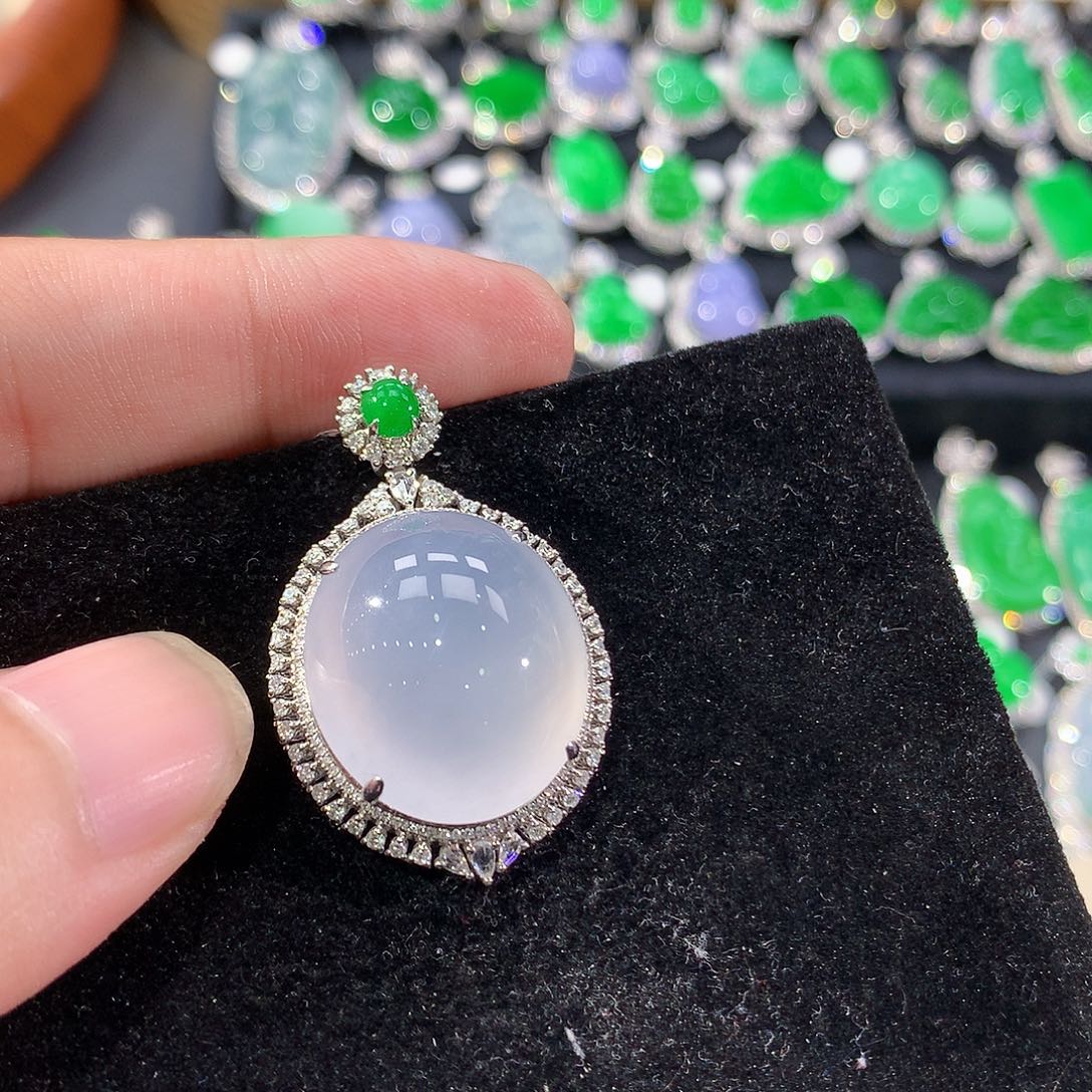 翡翠18K金镶嵌颈饰