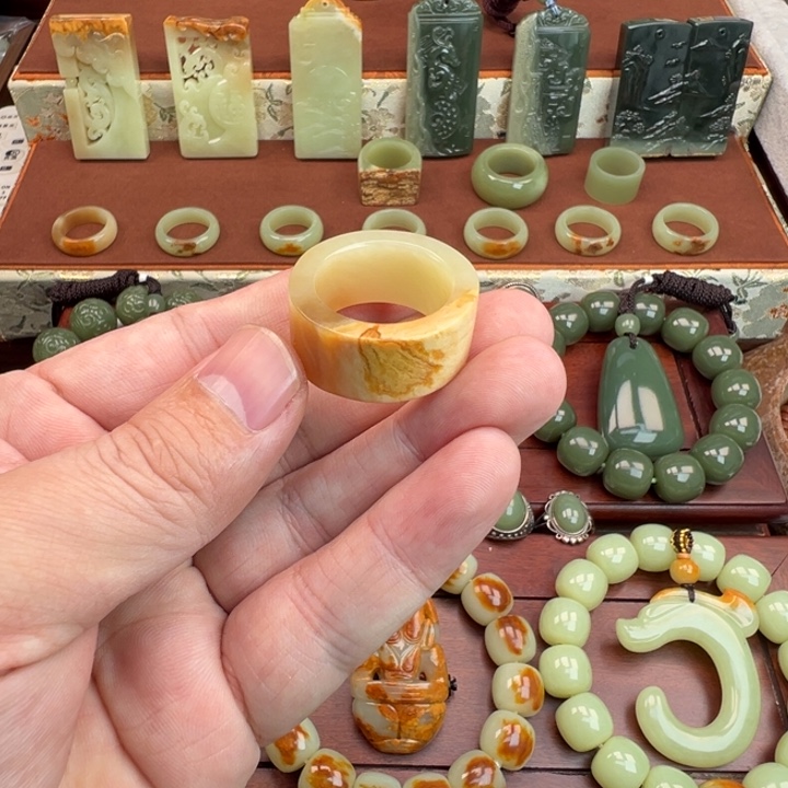 ****来岫岩河磨玉（透闪石质玉）未镶嵌戒指