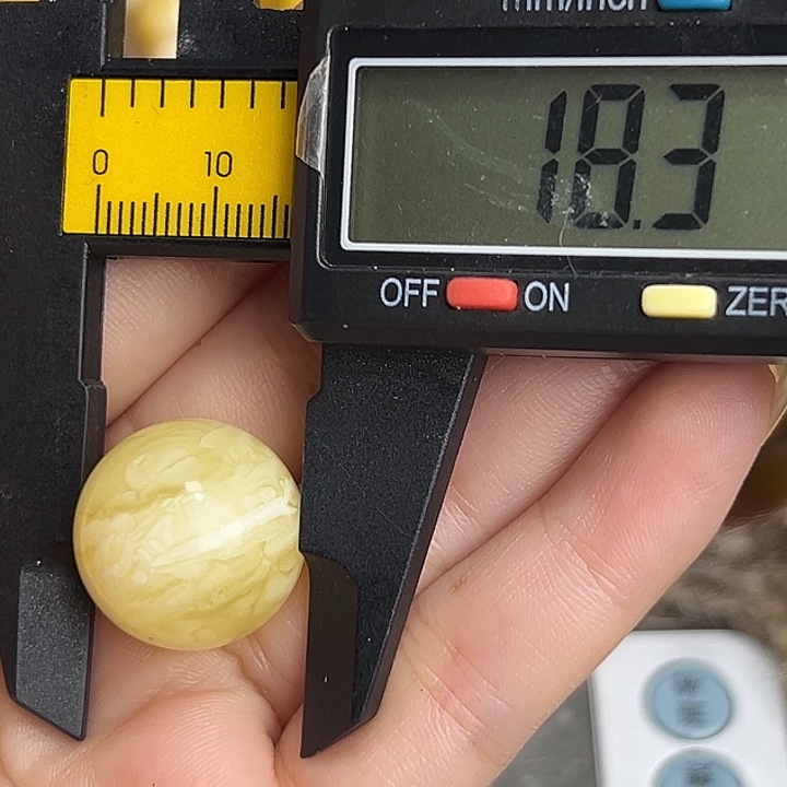 蜜蜡未镶嵌裸石微瑕389