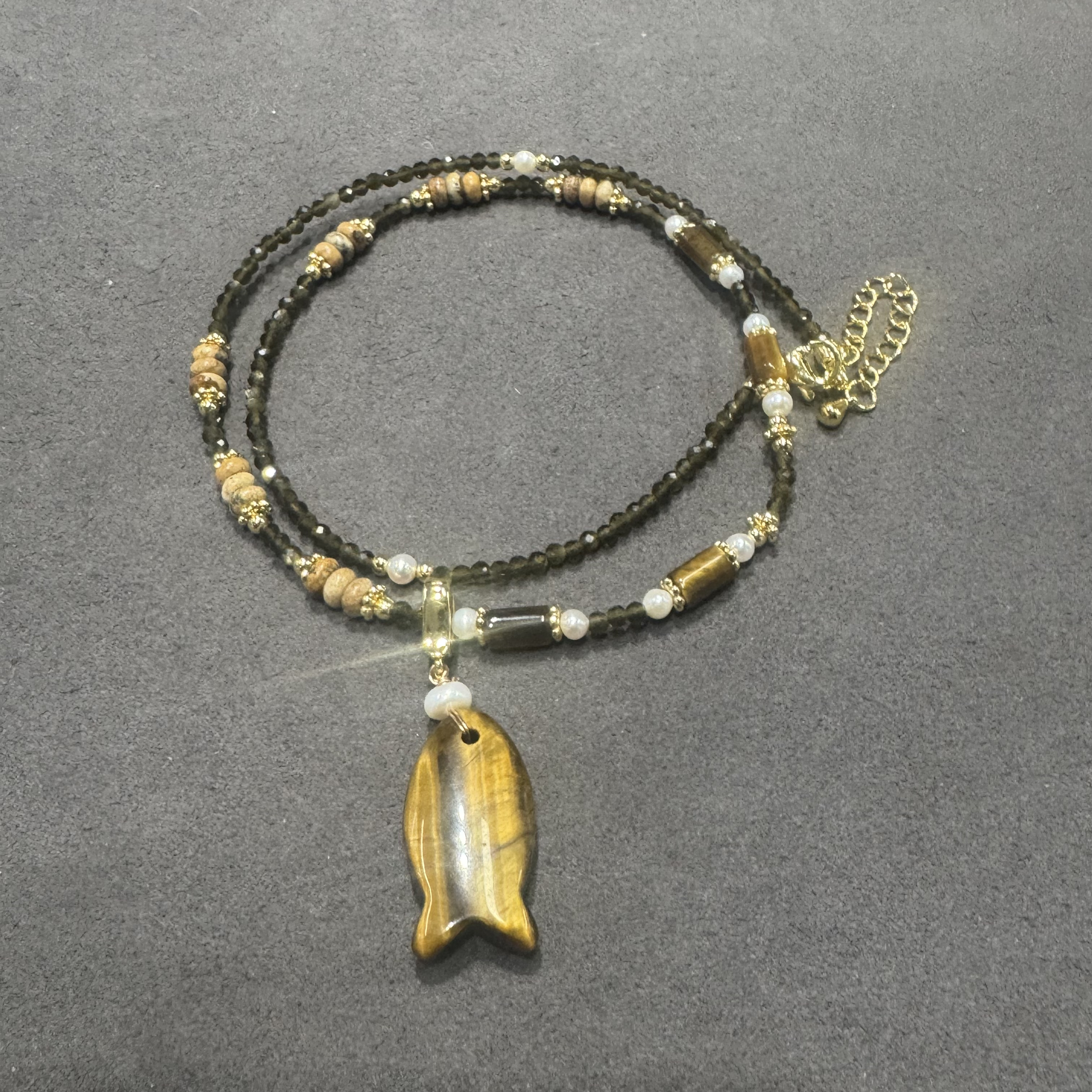 3062-虎眼小鱼吊坠一个带链12*23mm