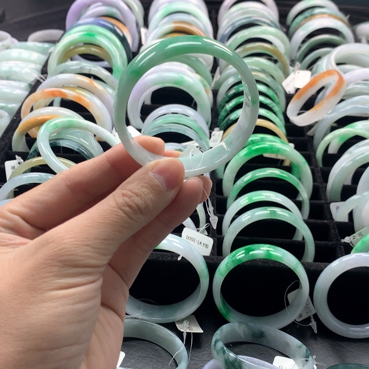 翡翠手镯未镶嵌财****人翡翠