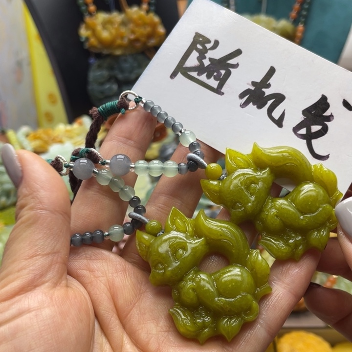 蛇纹石玉未镶嵌颈饰