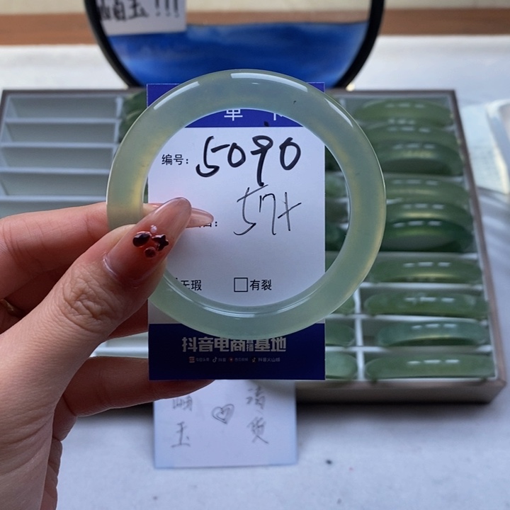 蛇纹石玉手镯未镶嵌