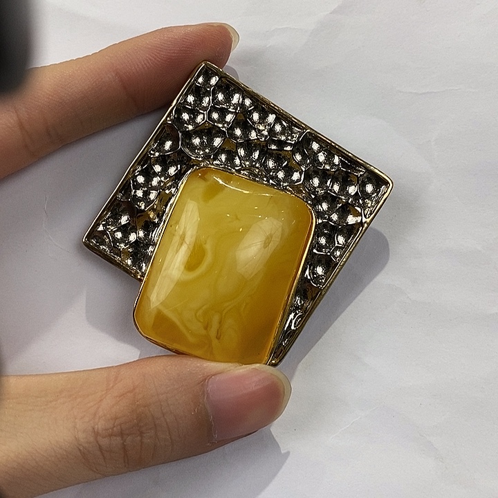 琥珀未镶嵌颈饰多人