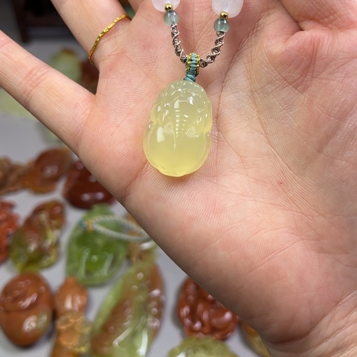 蛇纹石玉吊坠(赠链)未镶嵌