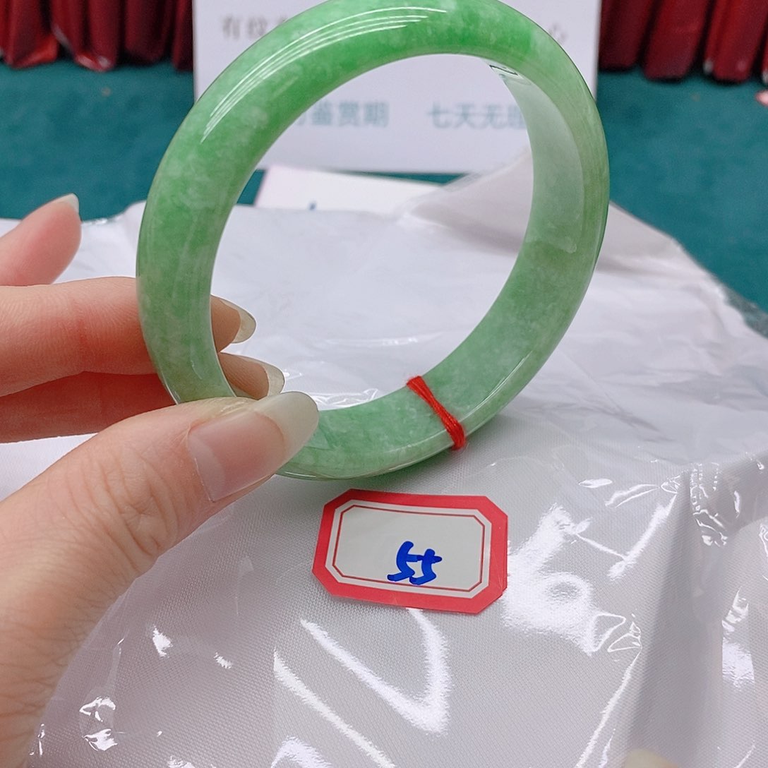 翡翠手镯未镶嵌猪****?55555555