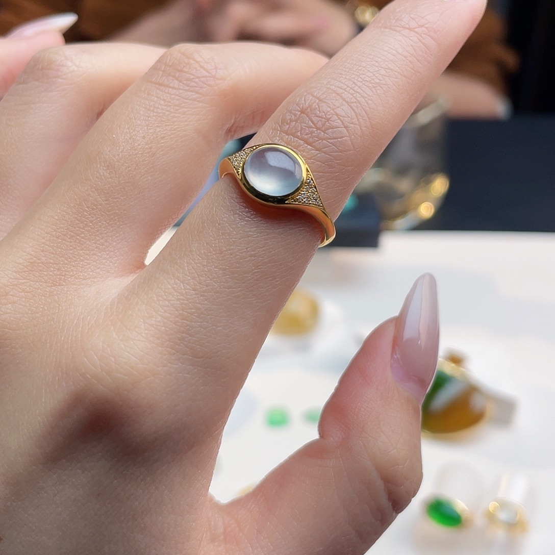 翡翠18K金镶嵌戒指冰蛋