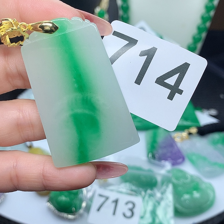 翡翠吊坠(赠链)未镶嵌