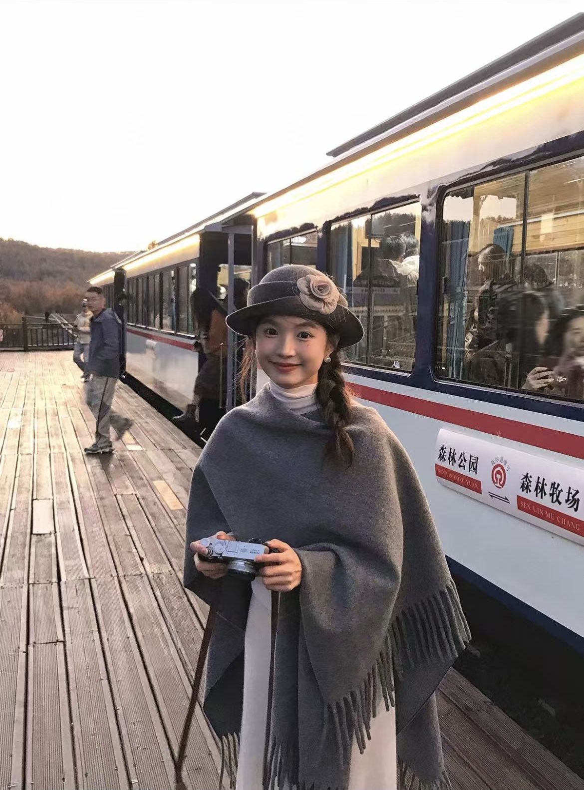 【纯色】披肩围脖时尚百搭女士高档秋冬季复古长款灰色黑色保暖加厚