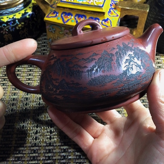紫砂茶壶原矿泥料手工制作的紫砂壶。