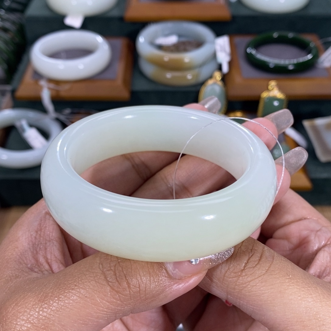 和田玉手镯未镶嵌