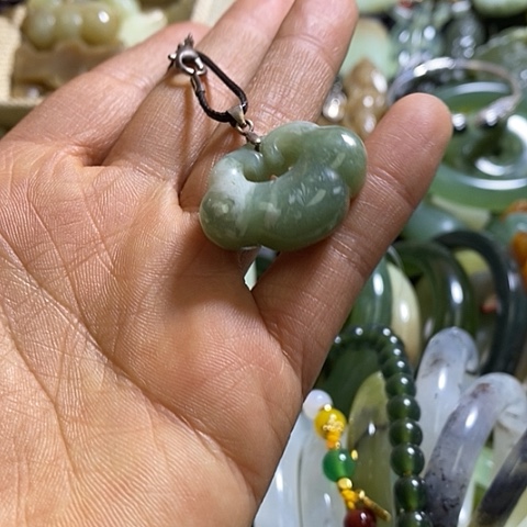 透闪石-蛇纹石玉颈饰未镶嵌