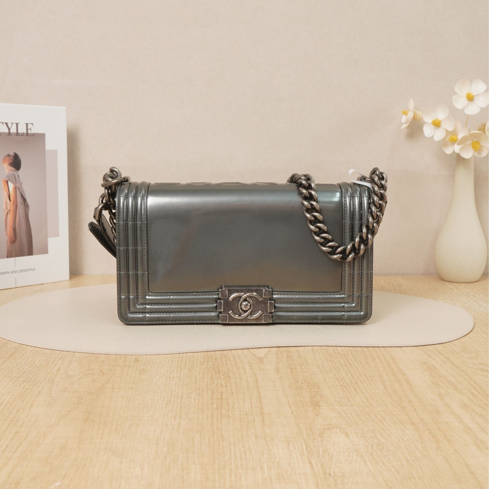 95新 Chanel/香奈儿 香奈儿leboy中号灰色漆皮16开/DS042447
