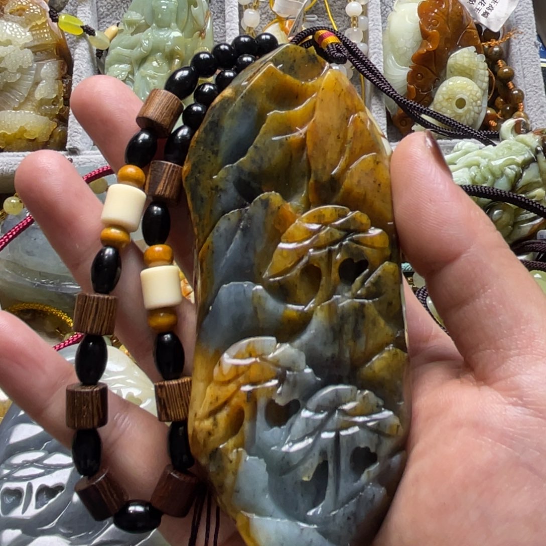 蛇纹石玉颈饰未镶嵌