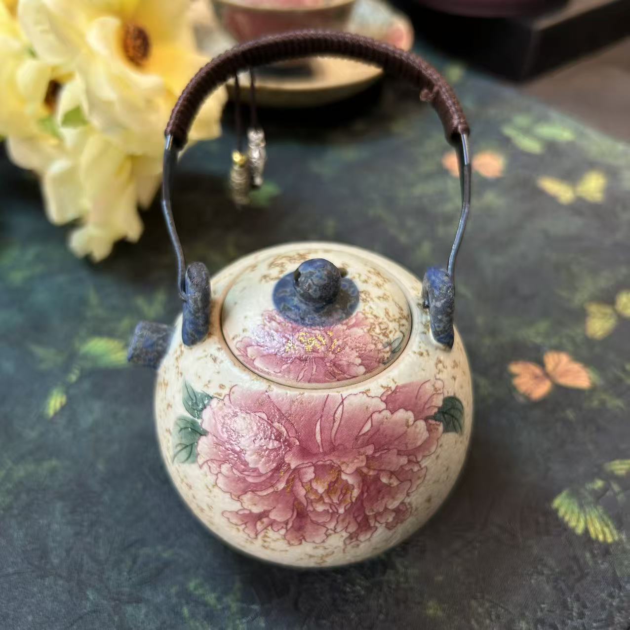 牡丹花火石红釉提梁壶