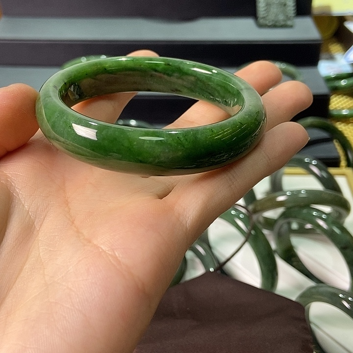 毛***球和田玉（碧玉）未镶嵌手镯