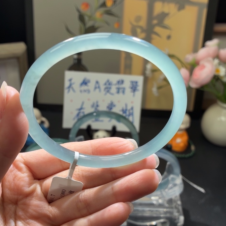 翡翠未镶嵌手镯淡冰蓝圆条