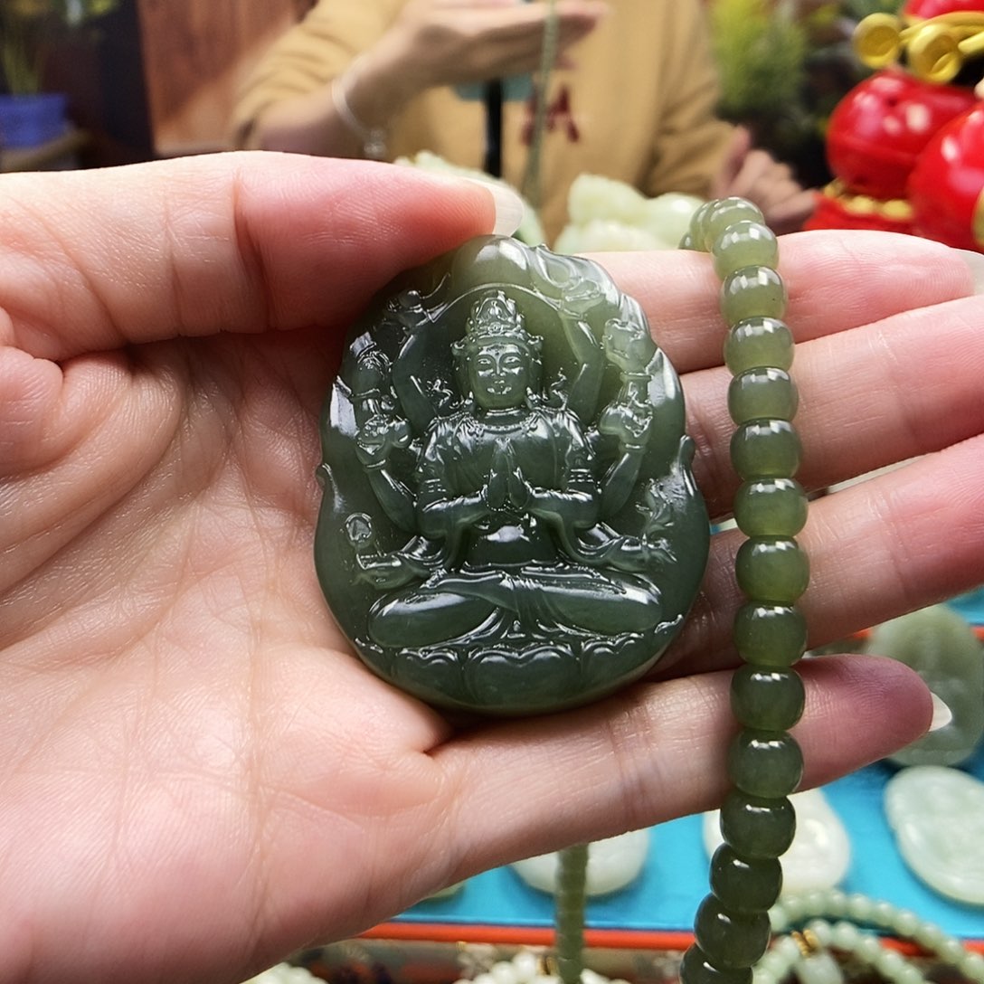 王***磊和田玉未镶嵌颈饰