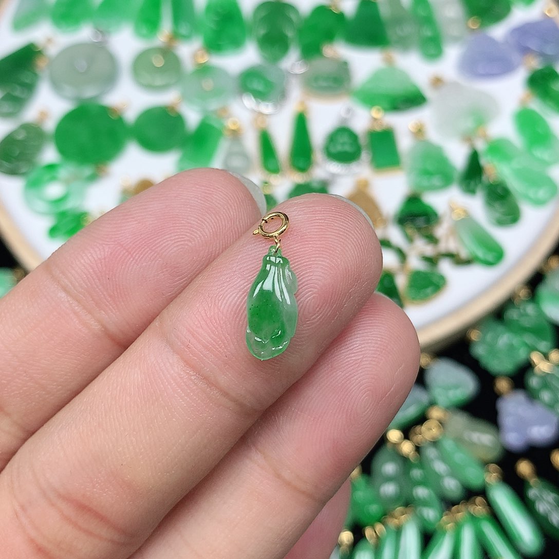 翡翠配石18K金扣头 缅料精美冰飘绿小玉兰花