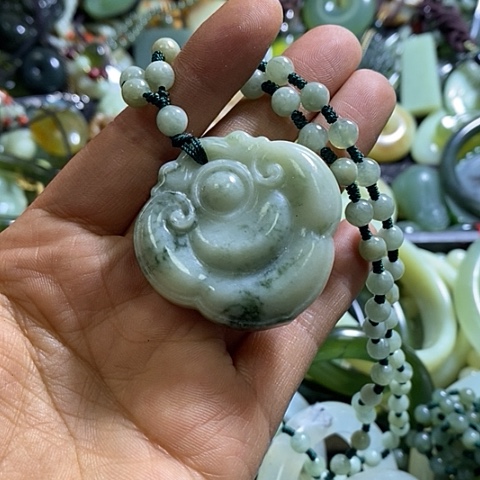 透闪石-蛇纹石玉颈饰未镶嵌