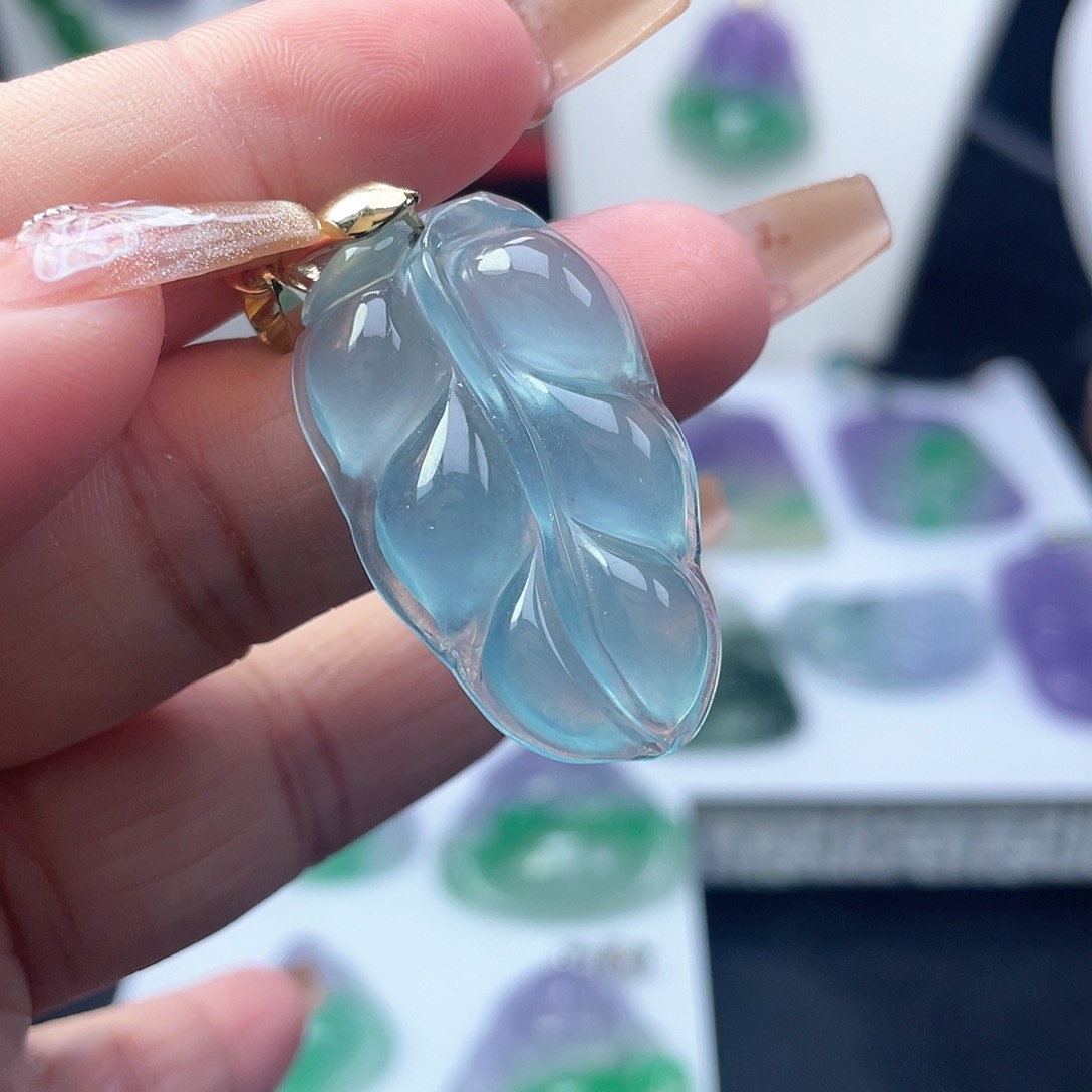 翡翠吊坠(赠链)未镶嵌