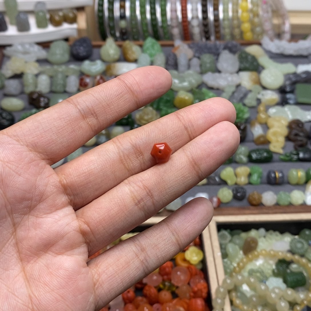 南红玛瑙颈饰未镶嵌远***?