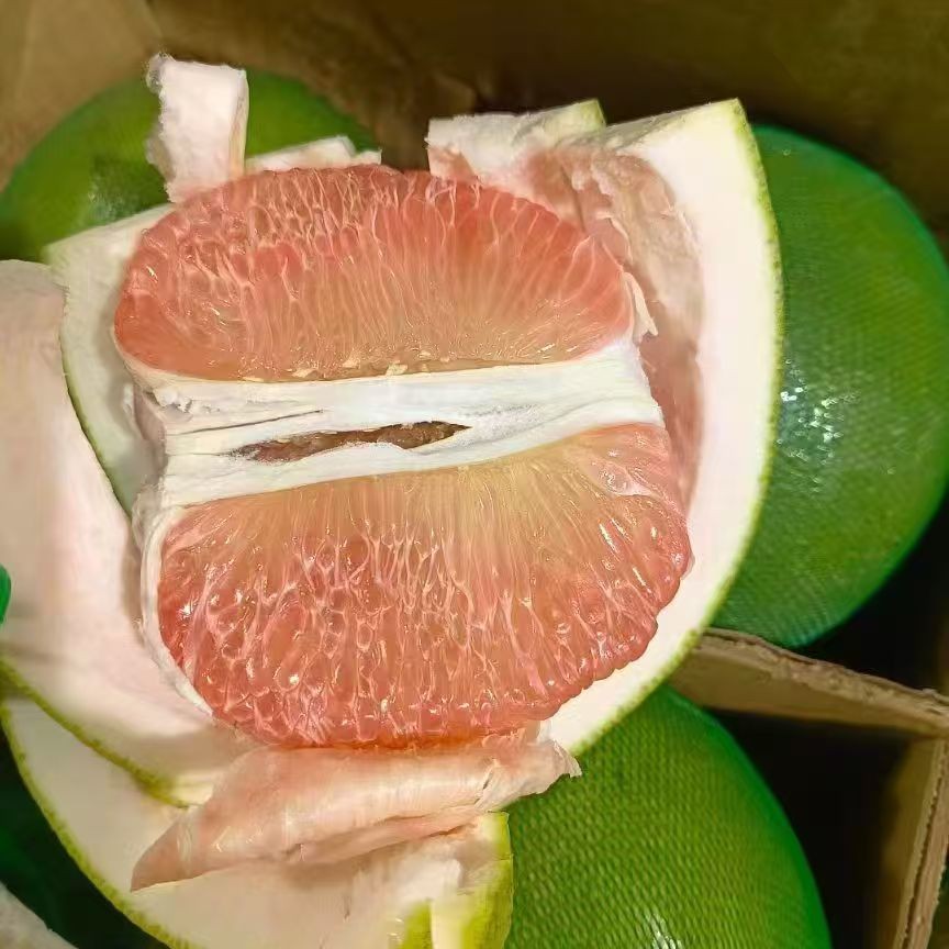 泰柚（翡翠柚）口感甜度较高，口感清爽，富含维生素C，2个装