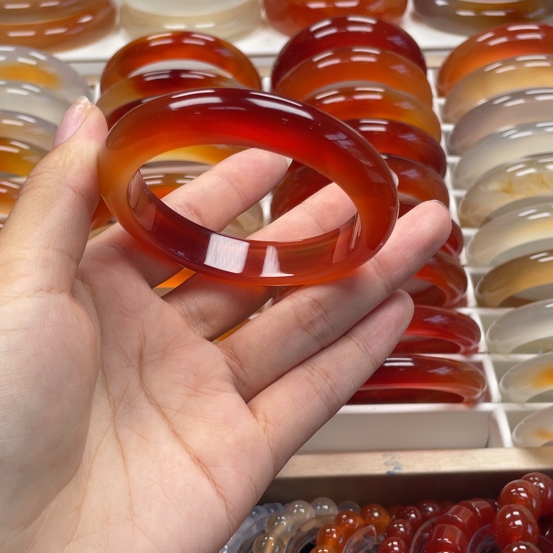 柒****玛瑙/玉髓手镯未镶嵌