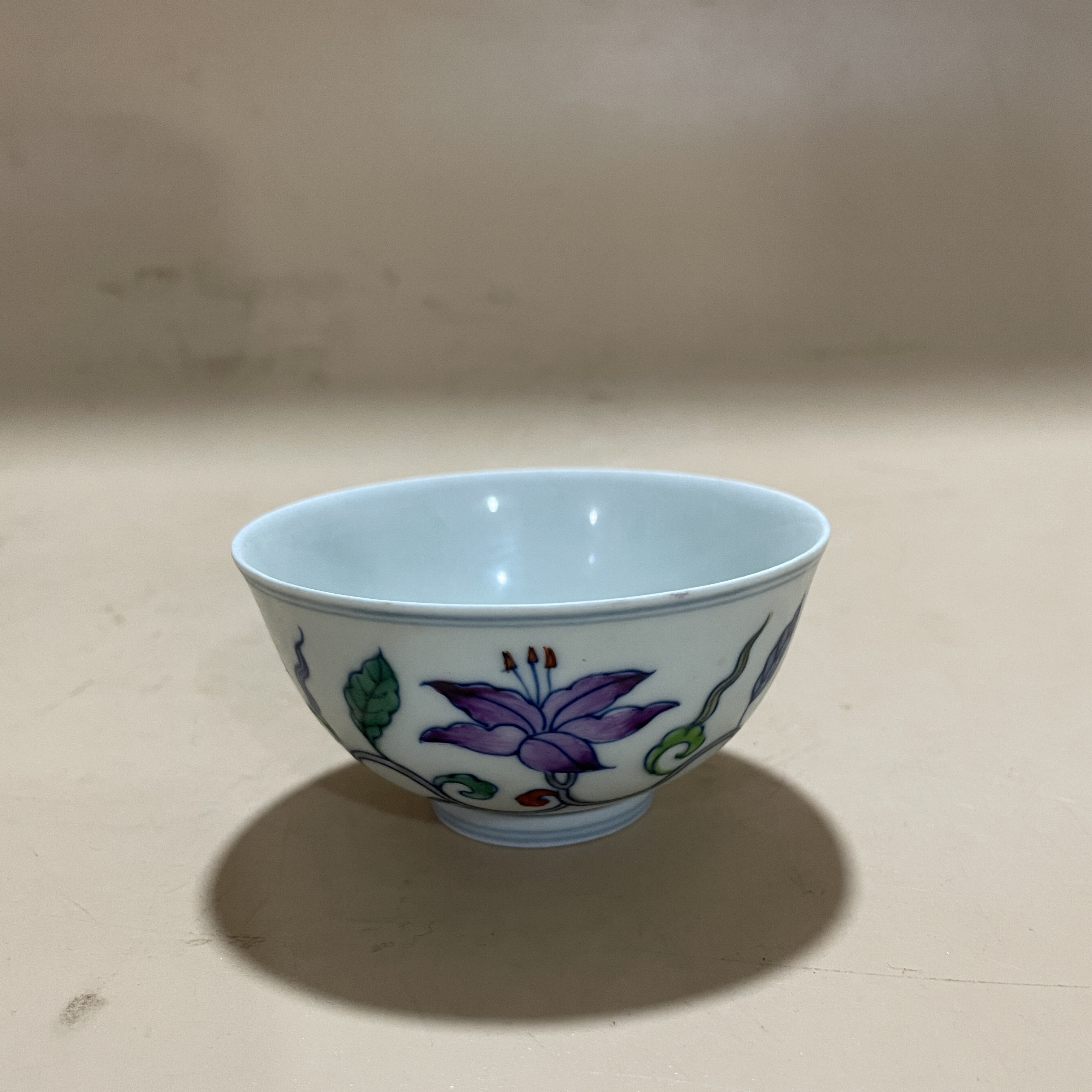 斗彩花卉纹小碗 
