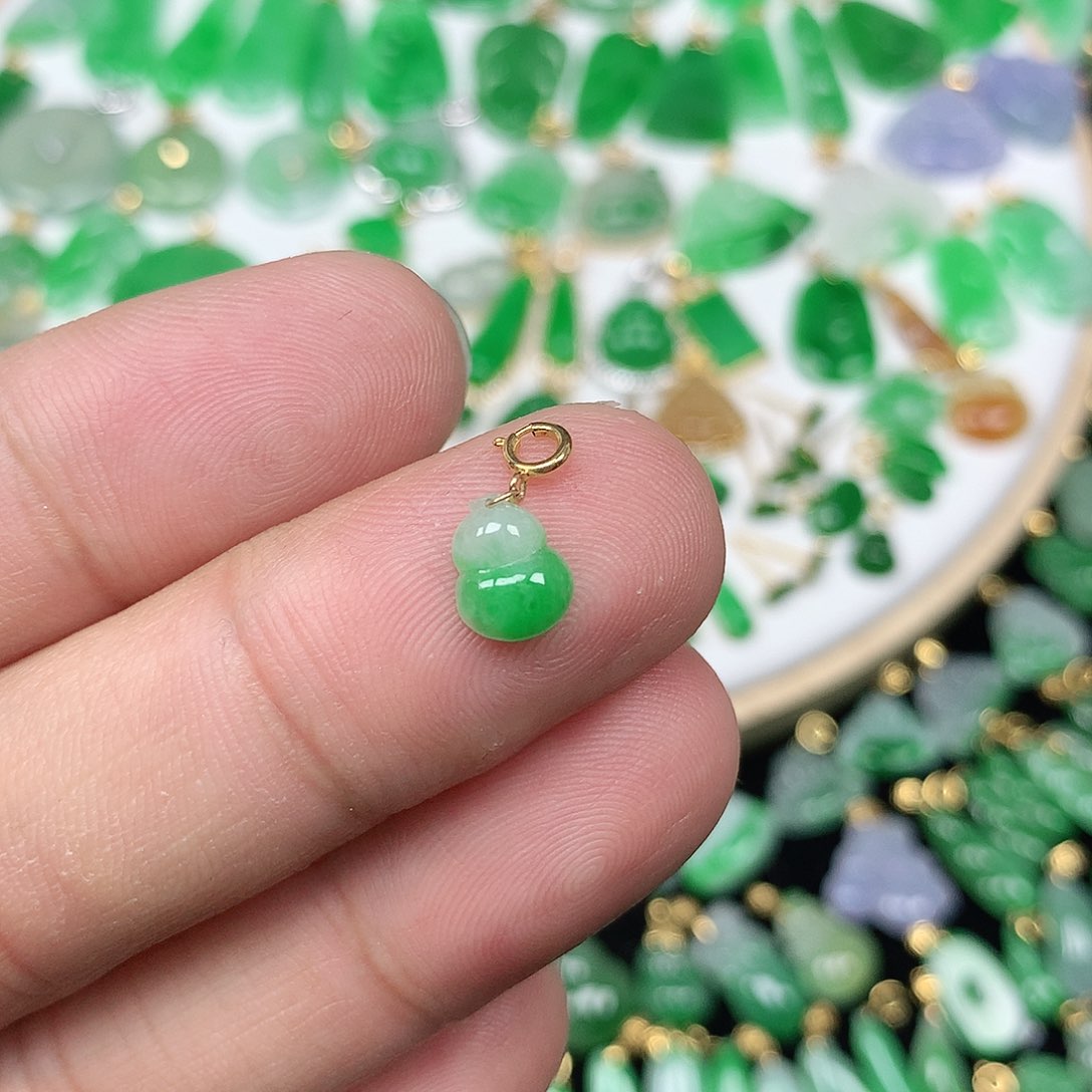翡翠配石18K金扣头 精美缅料飘阳绿小葫芦