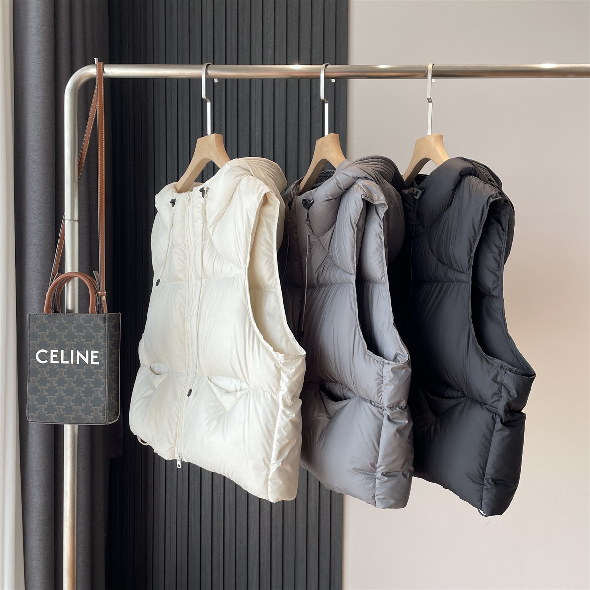 1 肯豆风！白鹅绒轻柔泡芙蓬松连帽绒羽绒马甲女坎肩外套女